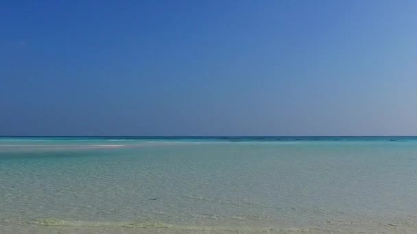 Sunny seascape of tropical tourist beach break by transparent sea with white sandy background near sandbar — Vídeo de Stock