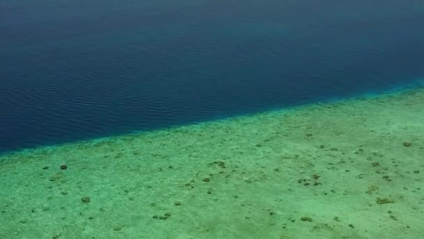 Close up turismo di idilliaca vista mare spiaggia pausa da acqua blu con sfondo di sabbia bianca vicino alla barriera corallina — Video Stock