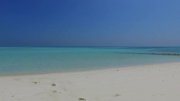 Üres természet idilli tengerparti strand kirándulás aqua kék víz és fehér homokos háttér közelében surf — Stock videók