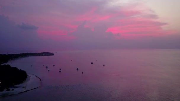 Aereo drone paesaggio marino della costa perfetta pausa spiaggia da blu oceano verde con sfondo di sabbia bianca — Video Stock