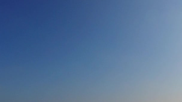 모래톱 근처의 푸른 초호와 하얀 모래로 이루어진 아름다운 해변 여행의 성격 — 비디오