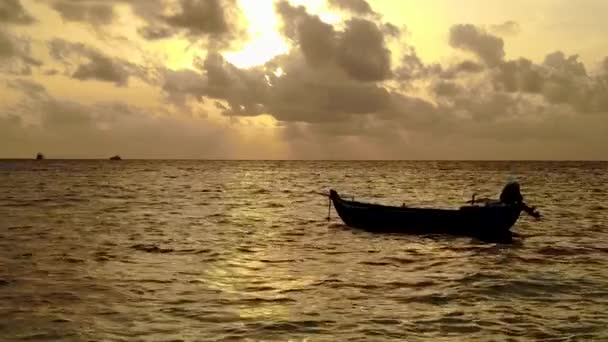 Daytime sky of idyllic resort beach time by blue sea with white sandy background near sandbank — Stock Video