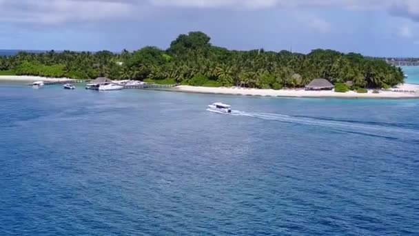 Copiar espaço turismo de costa tropical aventura de praia por água azul e fundo arenoso branco perto de restinga — Vídeo de Stock