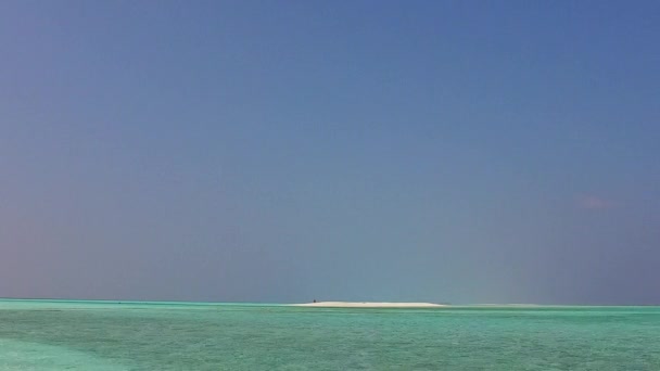 해변의 낭만적 인 풍경은 해변 근처에 하얀 모래사장이 있는 청록색 바다를 배경으로 하고 있다 — 비디오