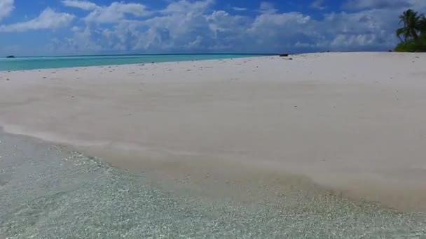 Zonnig landschap van de zee toeristische strand breken door transparante zee en witte zandachtergrond in de buurt van surfen — Stockvideo