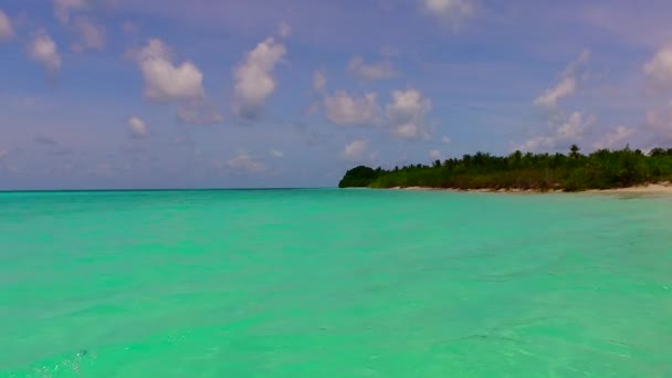Verão céu de idílico mar vista praia férias por água clara com fundo arenoso branco antes do pôr do sol — Vídeo de Stock