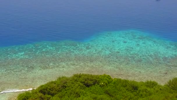 Słoneczna faktura relaksujący widok na morze czas plaży przez aqua błękitne morze i białe piaszczyste tło w pobliżu kurortu — Wideo stockowe