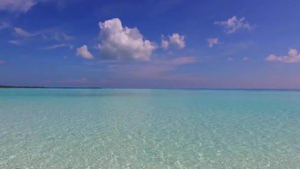 Tomma abstrakt av lugn lagun strandtid av blått hav med vit sand bakgrund nära handflatorna — Stockvideo