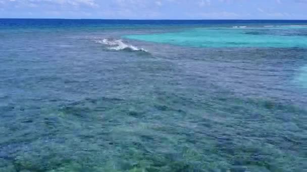 Sunny turizmus nyugodt sziget strand életmód tiszta víz és fehér homokos háttér napkelte után — Stock videók