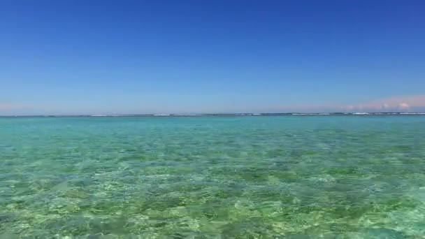 Sommar struktur av lugn lagun strandresa med transparent hav med vit sand bakgrund nära sandstrand — Stockvideo