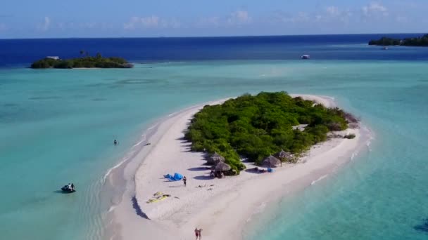Parlak kum zeminli temiz bir lagün tarafından yapılan egzotik sahil tatilinin insansız hava manzarası. — Stok video
