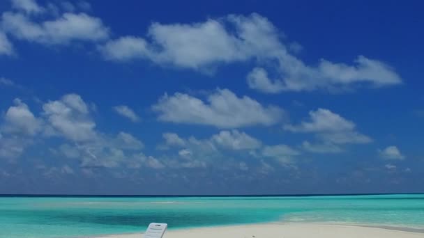Солнечный пейзаж морского острова на берегу моря, путешествие по голубому океану на белом песчаном фоне перед закатом — стоковое видео