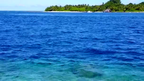 Viagem ensolarada de mar marinho vista praia estilo de vida por oceano transparente e fundo arenoso brilhante perto de barra de areia — Vídeo de Stock