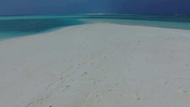 Panorama de verano de la costa paradisíaca viaje de playa por el mar azul aqua y fondo de arena blanca cerca de las olas — Vídeos de Stock