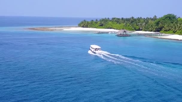 Sunny utazás egzotikus tengerpart strand kaland által aqua kék óceán és fehér homokos háttér közelében tenyér — Stock videók