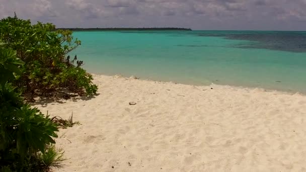 Viaggio soleggiato di esotici spiaggia sul mare avventura da oceano blu con sfondo di sabbia bianca vicino onde — Video Stock