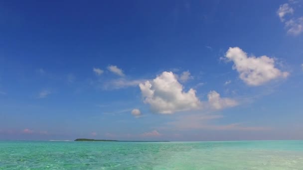 Varm havsutsikt tropisk kust strand semester med aqua blått vatten med vit sand bakgrund nära vågor — Stockvideo