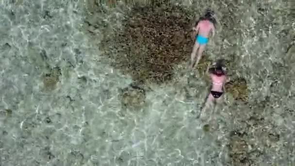 Wisata cerah dari petualangan pantai wisata yang sempurna oleh laut biru dan latar belakang pasir yang bersih di dekat bank pasir — Stok Video