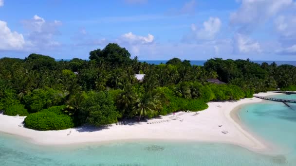 Luchtfoto reizen van het paradijs eiland strand vakantie door blauw groene lagune en witte zandachtergrond — Stockvideo