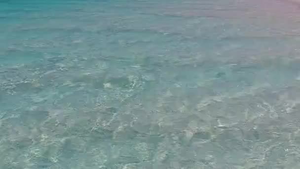 Mavi okyanus kıyısında lüks deniz manzaralı güneşli turizm ve güneş doğduktan sonra parlak kumlu arka plan — Stok video