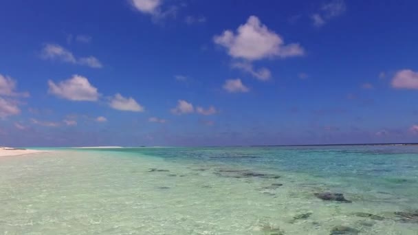 Zonnige reis van prachtige lagune strand tijd door turquoise zee met schoon zand achtergrond in zonlicht — Stockvideo