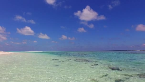 阳光下碧绿的大海与清澈的沙滩背景，阳光下美丽的泻湖海滩之旅 — 图库视频影像