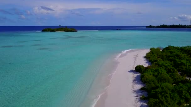 Luftbild der ruhigen Küste Strandurlaub am blauen Meer mit weißem Sand Hintergrund — Stockvideo