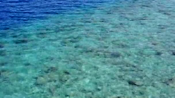 Close up natureza da viagem praia baía perfeita por água clara com fundo de areia branca perto de surf — Vídeo de Stock