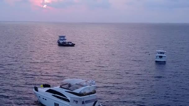 Kopieer ruimte landschap van paradijs kust strand reis door ondiep water en witte zandachtergrond in de buurt van zandbar — Stockvideo