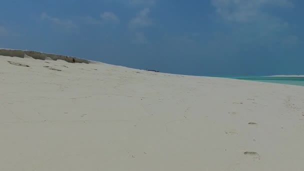 Copia il turismo spaziale del viaggio spiaggia costa tropicale dal mare limpido e sfondo di sabbia brillante alla luce del sole — Video Stock