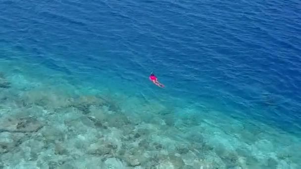 Güzel deniz manzarasının ılık manzarası. Açık deniz kenarında, dalgaların yanında parlak kum arka planda. — Stok video