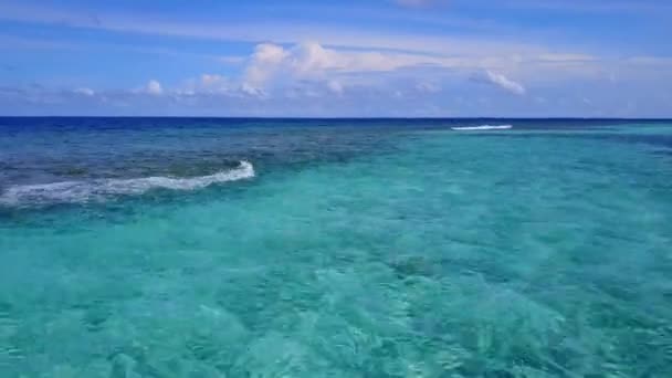 Paesaggio vuoto di lusso spiaggia sul mare avventura dal mare blu e sfondo di sabbia bianca vicino banco di sabbia — Video Stock