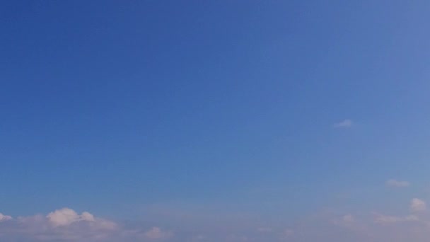 Ημερήσια τοπίο της εξωτικής άγριας ζωής παραλία λιμνοθάλασσα από μπλε πράσινο ωκεανό με λευκή άμμο φόντο κοντά στο θέρετρο — Αρχείο Βίντεο