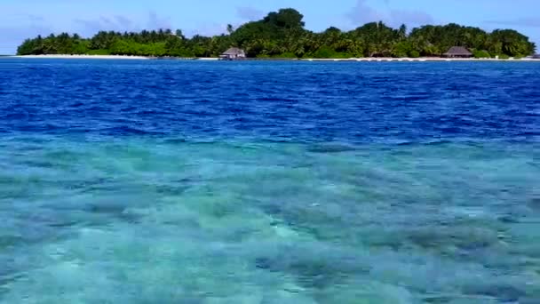 Kopieer ruimte hemel van perfecte resort strand reis door blauw water en wit zand achtergrond in de buurt van palmen — Stockvideo