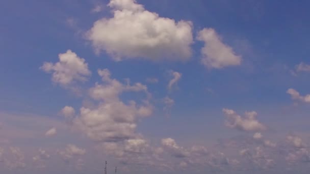 Paisaje romántico de idílica vista al mar tiempo de playa por mar verde azul y fondo de arena blanca cerca de las olas — Vídeo de stock