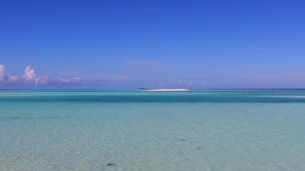 Natura calda di rilassante isola spiaggia viaggio da acqua blu e sabbia bianca sfondo vicino onde — Video Stock