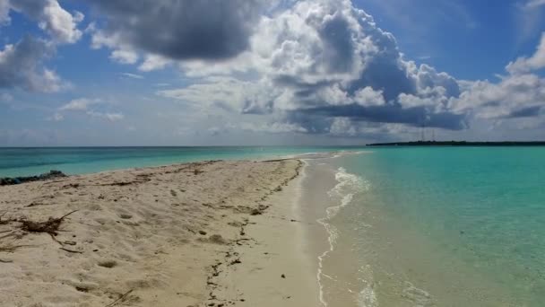 Viaggio diurno di perfetta avventura spiaggia riva da laguna poco profonda e sfondo di sabbia bianca vicino onde — Video Stock