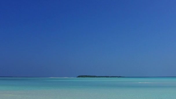 Voyage par drone aérien du voyage parfait de la plage de lagune par l'eau bleue et le fond sablonneux blanc — Video