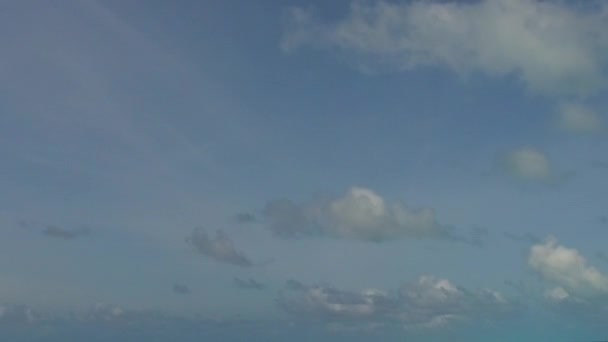 Panorama soleggiato di idilliaca spiaggia turistica avventura dal mare verde blu con sfondo di sabbia bianca vicino alla barriera corallina — Video Stock