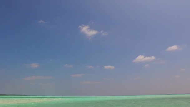 Копировать космический туризм идиллического побережья пляжного отдыха на мелководье с белым песком на фоне солнечного света — стоковое видео