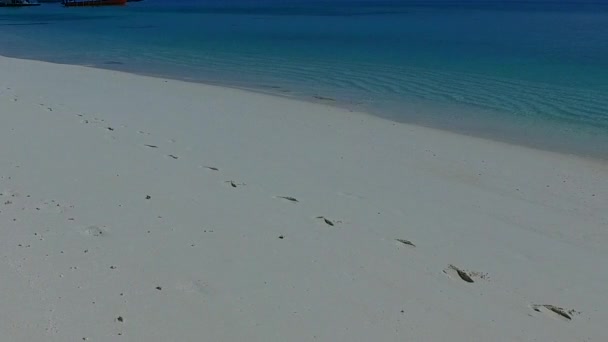 滨海蓝海白沙背景下的天堂度假胜地海滩旅游仿制 — 图库视频影像