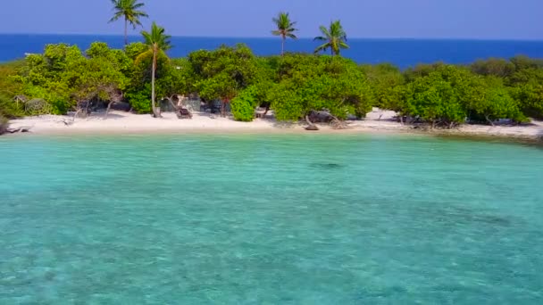 잔잔 한 섬 해변의 따뜻 한 여행, 파도 근처의 푸른 바 다 와 하얀 모래를 배경으로 하는 여행 — 비디오