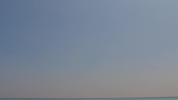 日の出後の白い砂の背景とターコイズブルーのラグーンによる牧歌的なラグーンのビーチの休日の夏の風景 — ストック動画