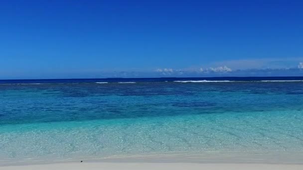 Amplio paisaje angular de vacaciones en la playa de la bahía del paraíso junto al océano poco profundo con fondo de arena blanca cerca del complejo — Vídeos de Stock