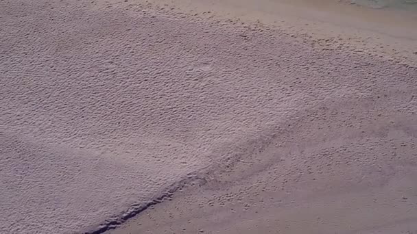 Drone abstract van exotisch uitzicht op zee strand reis door de blauwe oceaan met witte zandachtergrond — Stockvideo