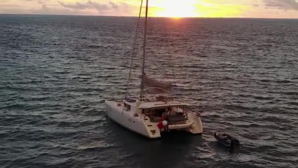 波の近くに白い砂浜の背景を持つアクアブルーラグーンによるパラダイスベイビーチの旅の日当たりの良い旅行 — ストック動画