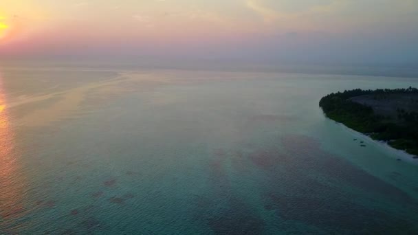 Légi drón turizmus paradicsomi üdülőhely strand utazás tiszta tenger és fehér homok háttér — Stock videók