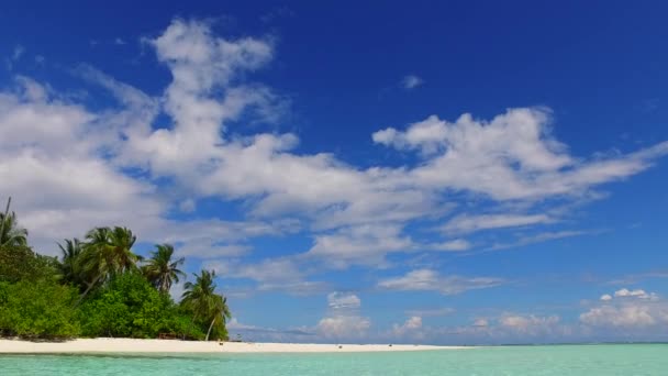 Weitwinkelfahrt von exotischem Meerblick Strandausflug durch blaues Meer und weißen Sand Hintergrund in der Nähe des Riffs — Stockvideo