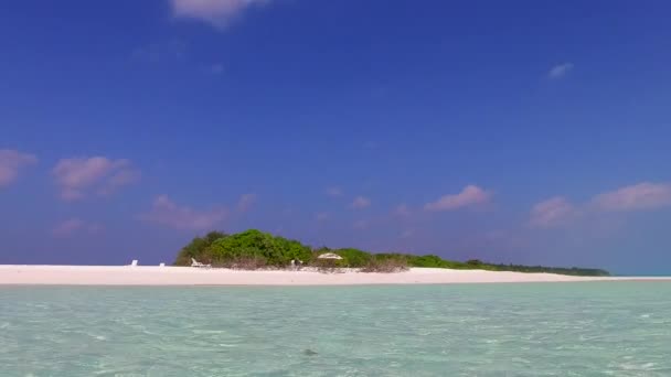 Zblízka turistika relaxační pobřeží pláž přestávka u modrého moře s bílým písečným pozadím před západem slunce — Stock video