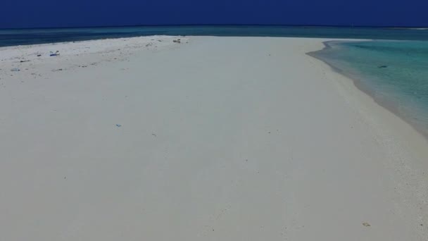 Kopieer ruimte reizen van exotische eiland strand reis door blauw groene zee met heldere zandachtergrond na zonsopgang — Stockvideo